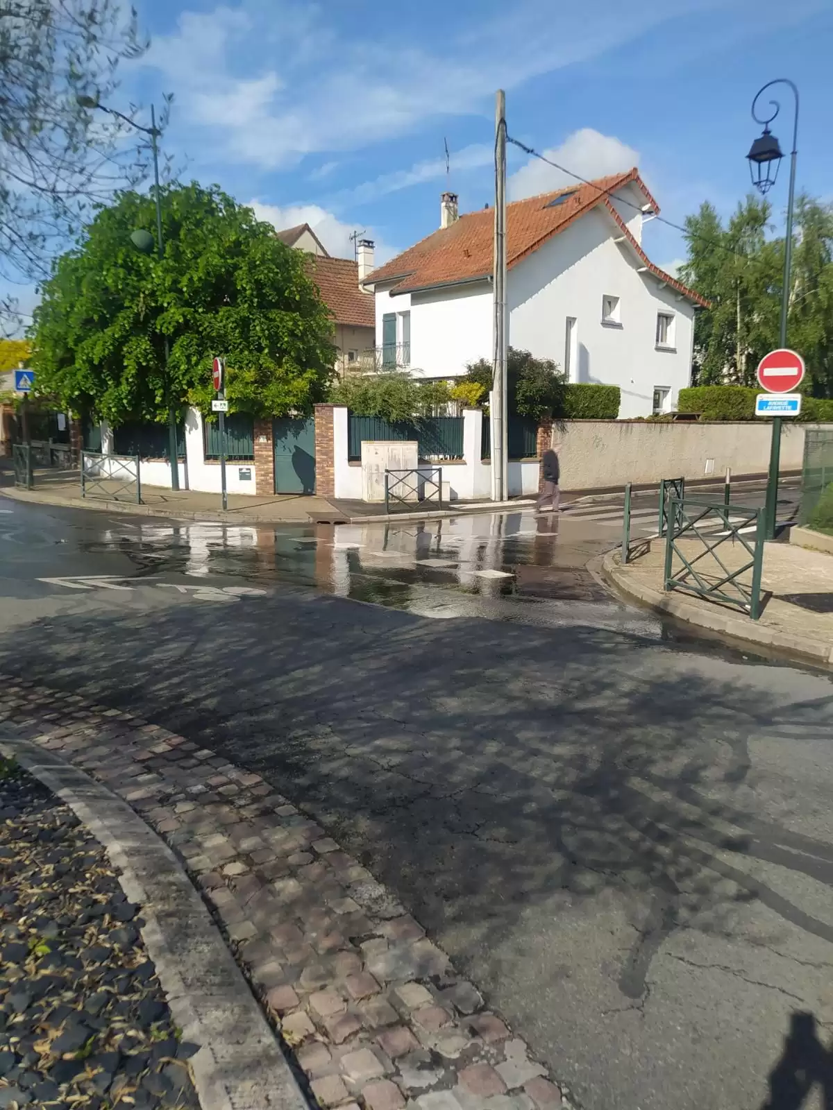Fuite d'eau importante sur le chemin des vignes